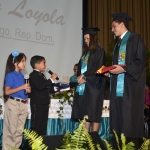 Foto 14 Francina Contreras y Adal Nazer  hacen entrega de las banderas a los niños Juan Carlos Medina y Megan González