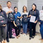3.- Sulin Lantigua entregando utiles escolares a empleados. (1)